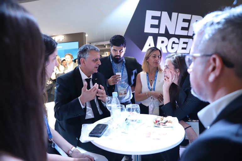 El presidente de YPF, Horaio Marín en el stand conversando con los participantes y referentes de la industia. El presidente de YPF, Horaio Marín en el stand conversando con los participantes y referentes de la industia.