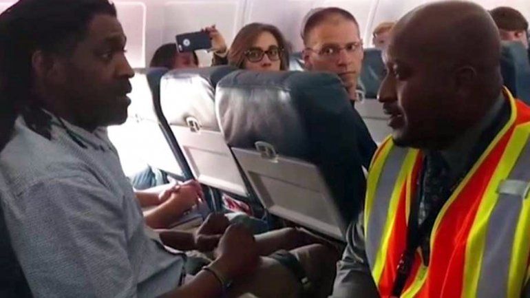 El pasajero no aguantó y fue al baño sin permiso