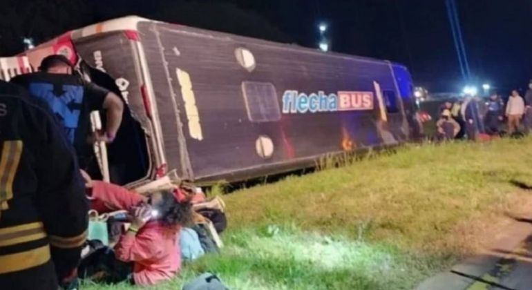 Tras el vuelco del micro, se registraron pasajeros con fracturas y politraumatismos pero sin riesgo de vida. Tras el vuelco del micro, se registraron pasajeros con fracturas y politraumatismos pero sin riesgo de vida.