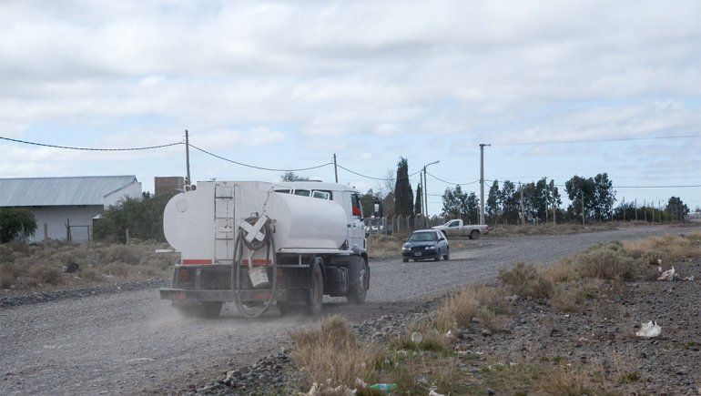 Hasta nuevo aviso no llegarán bidones de agua potable por falta de pago a los choferes. Hasta nuevo aviso no llegarán bidones de agua potable por falta de pago a los choferes.
