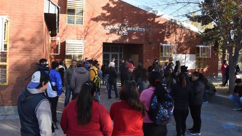 El lunes un grupo de familias irrumpió en el jardín 32 en búsqueda de respuestas.