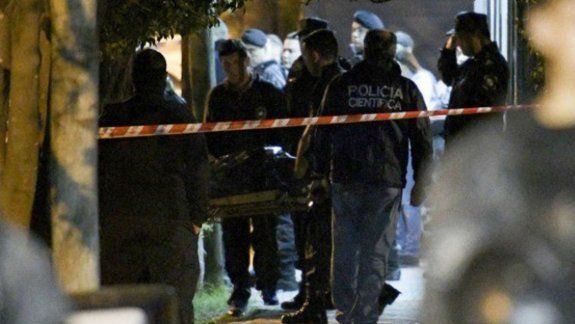 La mujer falleció a los pocos minutos y el policía está grave.