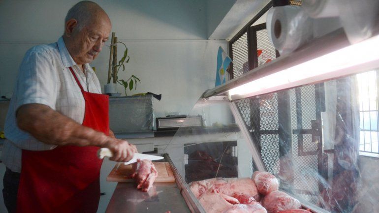 El carnicero solidario despacha cortes a buenos precios y tiene mucha clientela.