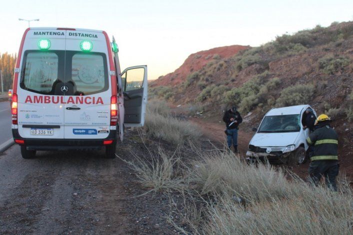 Una ambulancia del SIEN trasladó a la mujer accidentada en la Ruta 7 hasta el hospital Castro Rendón.