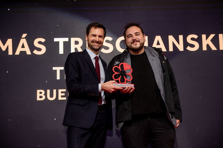 Gwendal Poullennec, director Internacional de la Guía Michelin entregando la estrella al chef Tomás Treschanski del restaurante Trescha de Buenos Aires