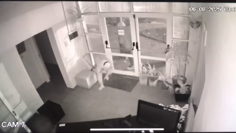 El momento en que uno de los intrusos se mete gateando en el gimnasio del Centro Asturiano de Río Gallegos.