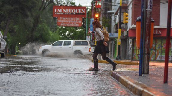 Algunos sectores de la ciudad de Neuquén se volvieron prácticamente intransitables en cuestión de minutos, debido a la gran cantidad de agua que cayó en pocas horas.