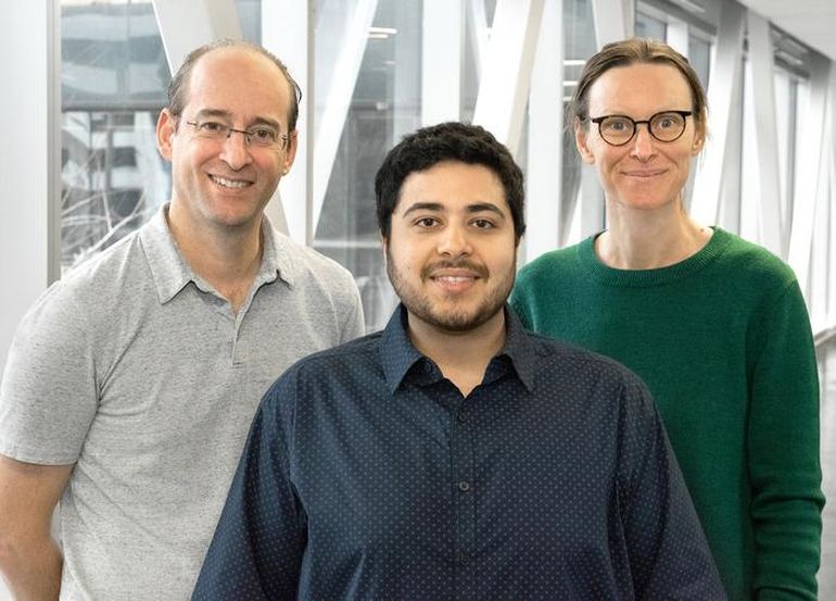 Andrés Finzi y la doctora Madeleine Durand están trabajando para reducir la inflamación crónica y el riesgo de comorbilidades en las personas que viven con el VIH. En la foto junto a Mehdi Benlarbi, estudiante de doctorado en el laboratorio que dirige Finzi en Montreal, Canadá. Andrés Finzi y la doctora Madeleine Durand están trabajando para reducir la inflamación crónica y el riesgo de comorbilidades en las personas que viven con el VIH. En la foto junto a Mehdi Benlarbi, estudiante de doctorado en el laboratorio que dirige Finzi en Montreal, Canadá.