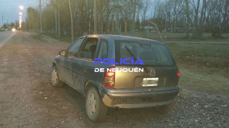 Los detuvieron por empujar  un auto robado