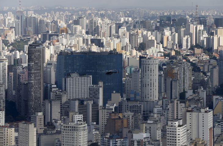 FOTO DE ARCHIVO: Imagen referencial de un helicóptero sobrevolando el horizonte de Sao Paulo