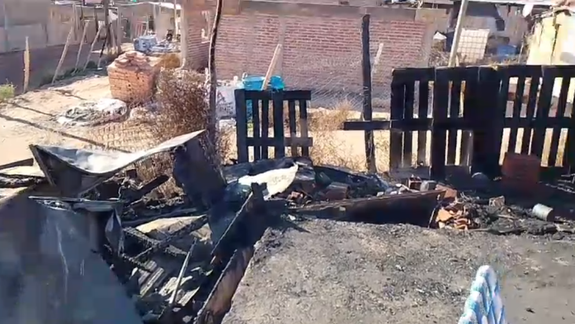 El fuego consumió una casilla en el sector El Nido de Neuquén.