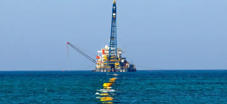 El Seminole instalará la tubería submarina de 5 kilómetros que conectará la planta terrestre con la terminal. El Seminole instalará la tubería submarina de 5 kilómetros que conectará la planta terrestre con la terminal.