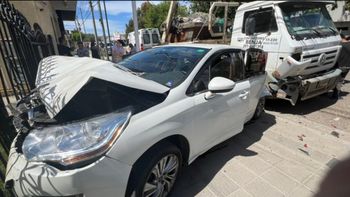 Así quedó el Citroen C4 de la mujer que había parado a hacer compras en una panadería de Chubut y fue embestida por el camión volquete. Así quedó el Citroen C4 de la mujer que había parado a hacer compras en una panadería de Chubut y fue embestida por el camión volquete.