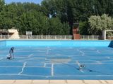 El Municipio comenzó a renovar la pintura de las piletas de la Isla Jordán. 