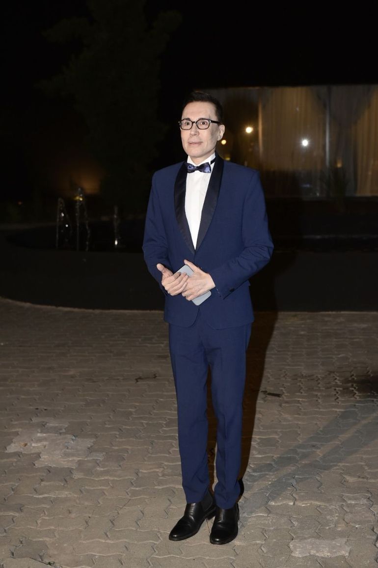 Muy elegante, Marcelo Polino ingresó con celular, que esta vez sí estaba permitido.