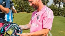 colapinto le regalo su casco a messi con una frase emocionante