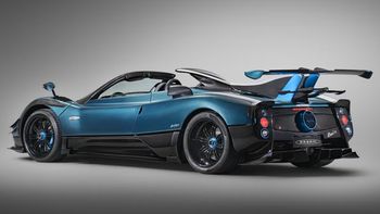 Bautizado por Horacio Pagani en honor al viento andino, el Zonda nació en 1999 y revolucionó de inmediato el mundo de los hypercars. Bautizado por Horacio Pagani en honor al viento andino, el Zonda nació en 1999 y revolucionó de inmediato el mundo de los hypercars.