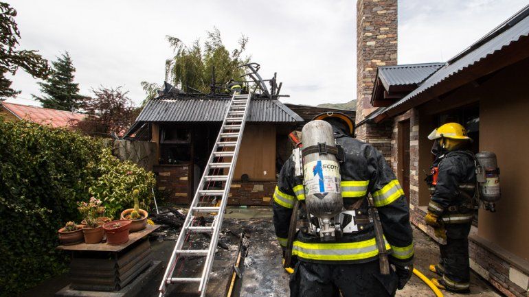 La explosión de una garrafa generó un incendio en un quincho