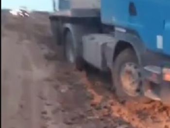 Caos en una ruta de Chubut: camiones y micros encajados por la lluvia en una zona en obras. Caos en una ruta de Chubut: camiones y micros encajados por la lluvia en una zona en obras.