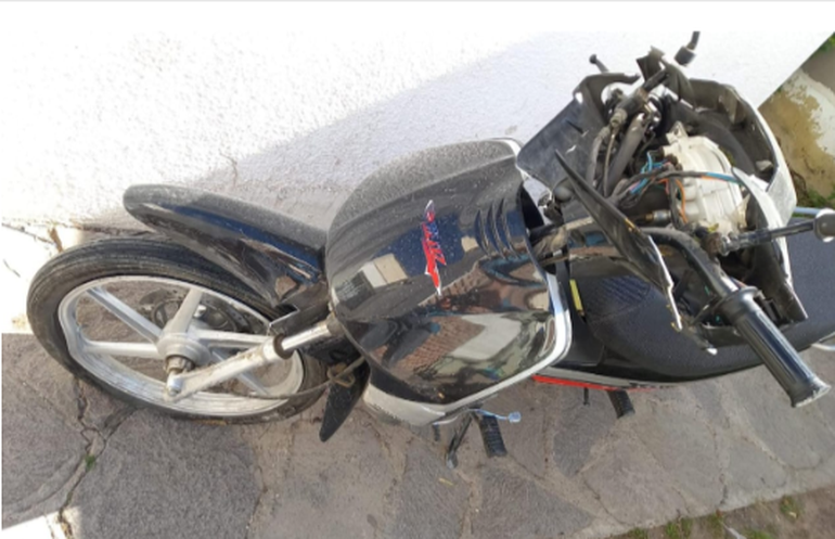 "La moto robada no se parece en nada a la mía", dijo la mujer a la que confundieron con el ladrón. "La moto robada no se parece en nada a la mía", dijo la mujer a la que confundieron con el ladrón. 