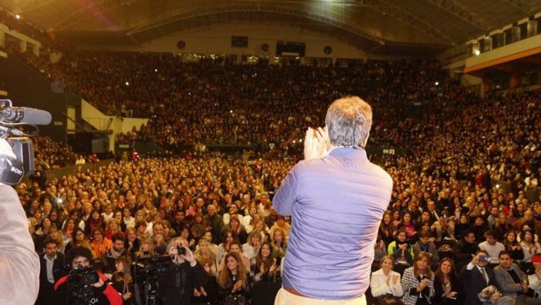 En junio de 2016, Facundo Manes juntó 12.000 personas en el Estadio Aldo Cantoni con una presentación sobre “Innovación y creatividad, claves del futuro”.