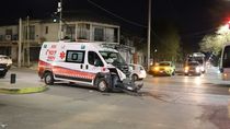 fuerte choque en el metrobus: una ambulancia quedo destrozada tras impactar contra un colectivo