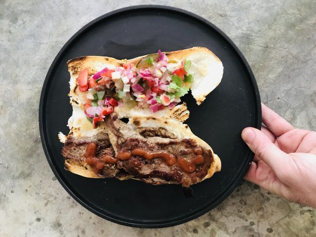 Bife de chorizo con criolla de frutillas y pepinillos