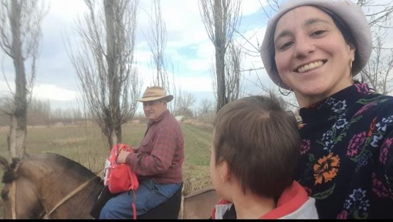 Fueron a caballo a buscar al peque al Jardín de Infantes y sorprendieron a todos