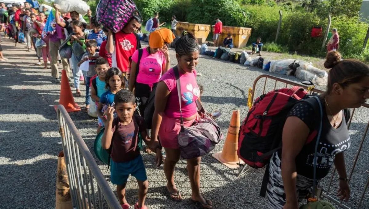 Migrantes venezolanos cruzan la frontera hacia Brasil. Los movimientos se dan en todo América Latina.