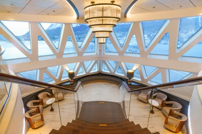 Imagen del Ocean Explorer en su interior. Imagen del Ocean Explorer en su interior.