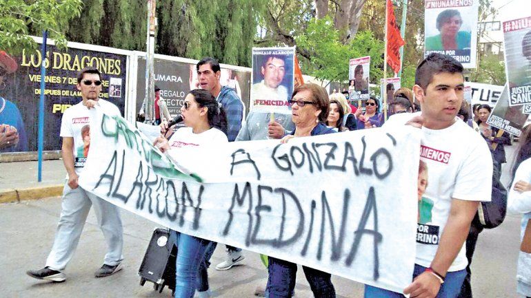 Los hijos de Sandra Merino durante una de las marchas que realizaron en Neuquén.