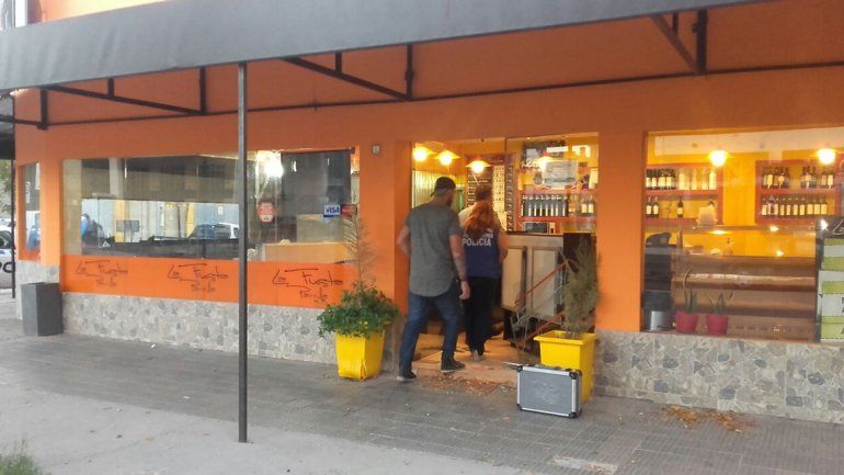 Robaron en una parrilla del centro: se llevaron bebidas alcohólicas