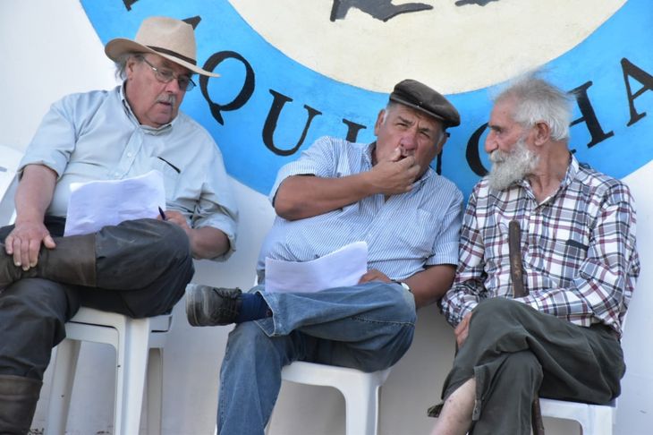Julián Gonzalo, de cabaña Río Pico de Chubut; el veterinario Jorge Lefiu, expresidente de la Sociedad Rural de Maquinchao, con un viejo poblador de Maquinchao. Foto: gentileza Fabricio González. Julián Gonzalo, de cabaña Río Pico de Chubut; el veterinario Jorge Lefiu, expresidente de la Sociedad Rural de Maquinchao, con un viejo poblador de Maquinchao. Foto: gentileza Fabricio González.