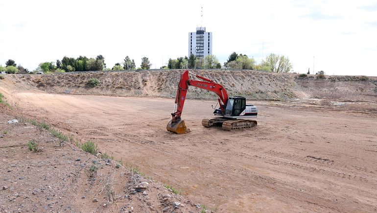 Las máquinas están alisando un terreno de diez manzanas en Alta Barda. Las máquinas están alisando un terreno de diez manzanas en Alta Barda.