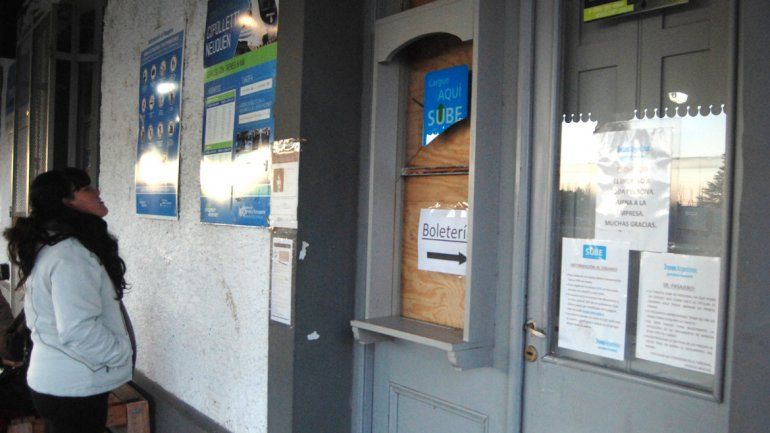 El vidrio roto de la ventana por donde ingresaron los delincuentes.