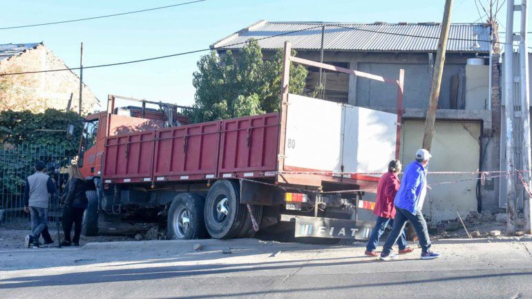 Camión sin frenos se incrustó en el patio de una casa