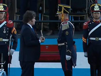 javier milei entrego el sable corvo de san martin a los granaderos: la libertad es inclaudicable