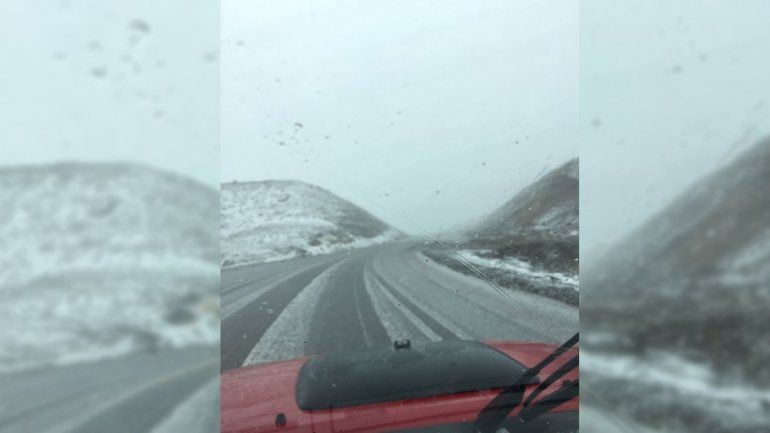 Atención turistas: cerraron el paso Pino Hachado por las fuertes nevadas
