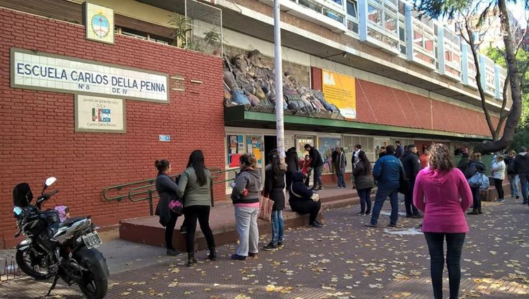 Le clavaron una birome en el brazo: madre y abuela de un nene atacaron al director de una escuela