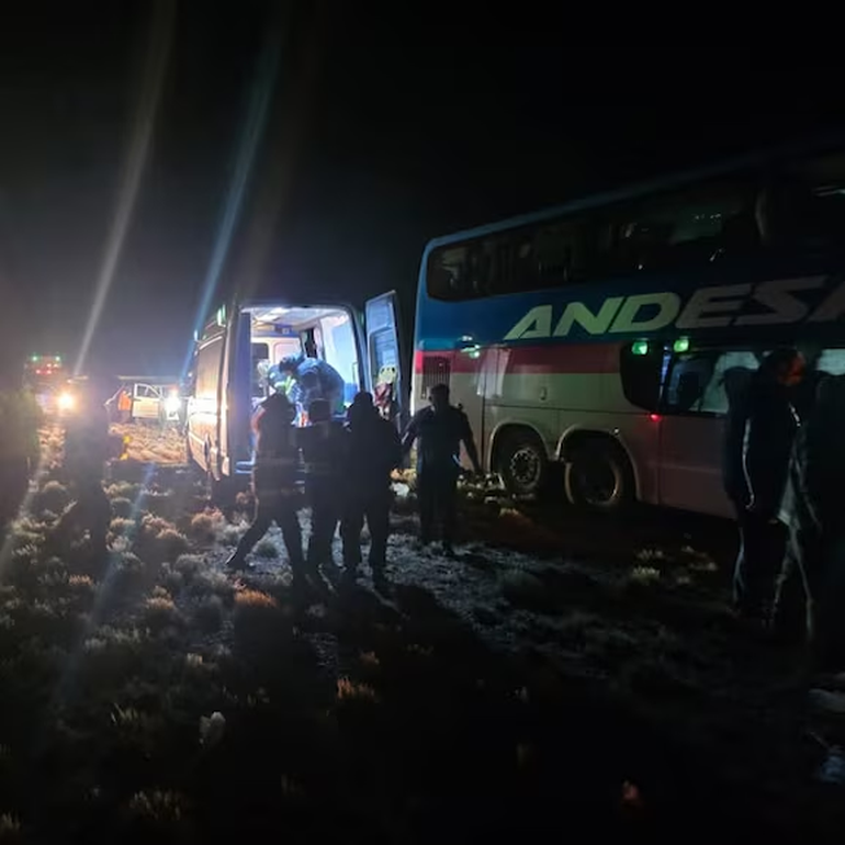 El choque se produjo a unos 40 kilómetros de la capital de Santa Cruz. El choque se produjo a unos 40 kilómetros de la capital de Santa Cruz.