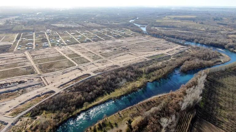 El desarrollo inmobiliario está ubicado en el límite entre Neuquén y Centenario