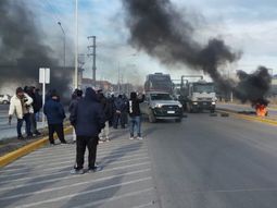 El SOMU había iniciado cortes intermitentes sobre la Ruta Provincial N°1 y la Ruta Nacional N°3, en el acceso norte a la ciudad de Puerto Madryn. Fuente: @pescaremdp El SOMU había iniciado cortes intermitentes sobre la Ruta Provincial N°1 y la Ruta Nacional N°3, en el acceso norte a la ciudad de Puerto Madryn. Fuente: @pescaremdp