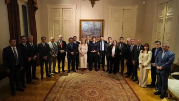 El presidente Milei con la mayor parte de los gobernadores y funciuonarios, un paso importante para comenzar a negociar los cambios que impulsa el Ejecutivo. El presidente Milei con la mayor parte de los gobernadores y funciuonarios, un paso importante para comenzar a negociar los cambios que impulsa el Ejecutivo.