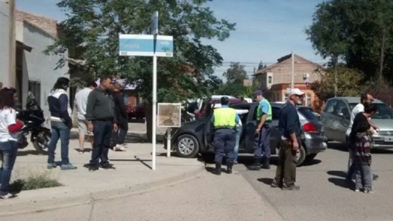 Un taxi la chocó y casi termina con su auto adentro de una mutual