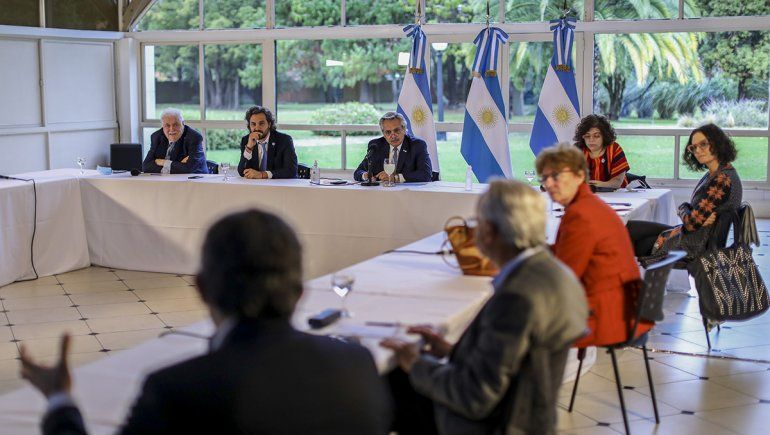 Fernández analizó con los expertos cómo sigue la cuarentena