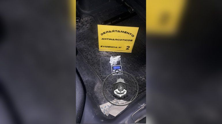 Atraparon a cuatro jóvenes que repartían droga con el auto