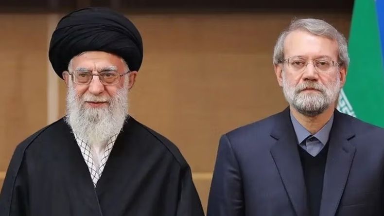 Alí Larijani, jefe de Seguridad de Irán, junto al líder supremo Alí Jamenei, eliminado en el inicio de la guerra. | LM Neuquen Alí Larijani, jefe de Seguridad de Irán, junto al líder supremo Alí Jamenei, eliminado en el inicio de la guerra.