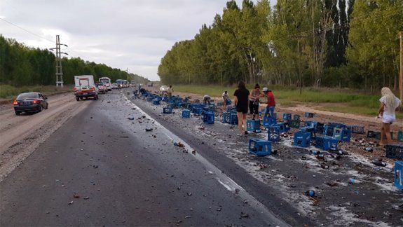 Un camión volcó en Añelo y los  vecinos se llevaron cervezas