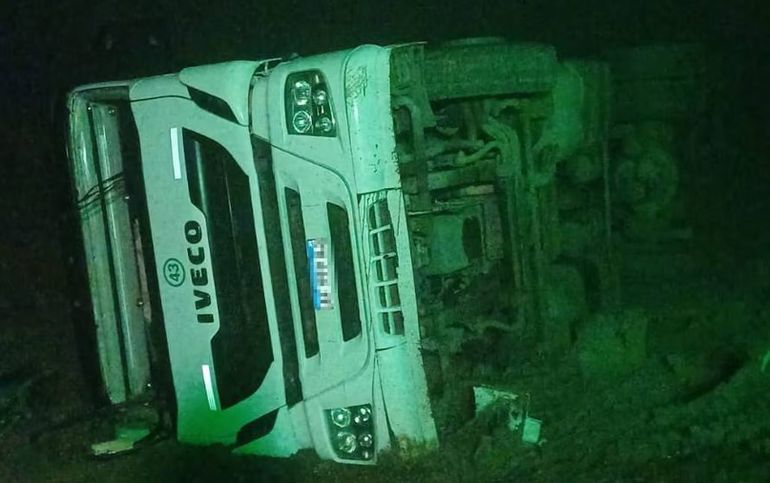 La policía se encontró con el camión lechero volcado sobre la banquina y sin el chofer: tras una búsqueda por el lugar, supieron que había sido trasladado a un centro de salud. La policía se encontró con el camión lechero volcado sobre la banquina y sin el chofer: tras una búsqueda por el lugar, supieron que había sido trasladado a un centro de salud. 