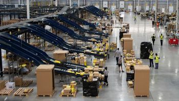 alarma por un paquete sospechoso en mercado libre: evacuaron un deposito alarma por un paquete sospechoso en mercado libre: evacuaron un deposito